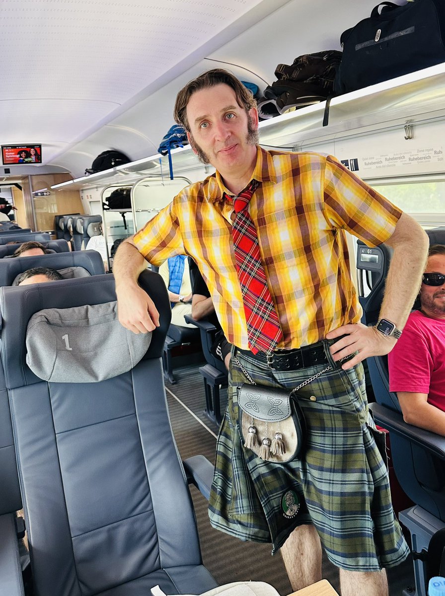 Im letzten Moment gewann #Ungarn das gestrige #EMSpiel in #Stuttgart. 
Ich gratuliere 🇭🇺 ! 

Dennoch gestehe ich, dass die schottischen Fans unsere Stadt mit ihrer unglaublichen Laune so verzaubert  haben, dass sie Gewinner der Herzen sind!

Im #ICE eine Hommage to  #Scotland 💛