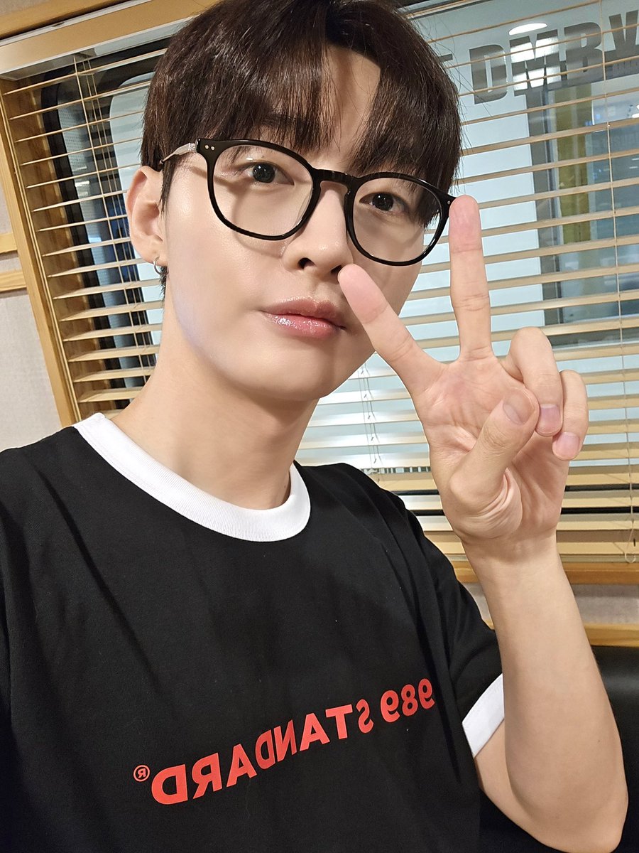 Official_YJS_'s tweet photo. [#오늘의윤잘생]

오늘도 화목한 러브게임 패밀리��
보고만 있어도 웃음이 나요!

다음 주에도 하하 호호 웃음 가득한😁
러브게임에서 다시 만나요'◡'

#윤지성 #YOONJISUNG https://t.co/tiJqLYDDOk