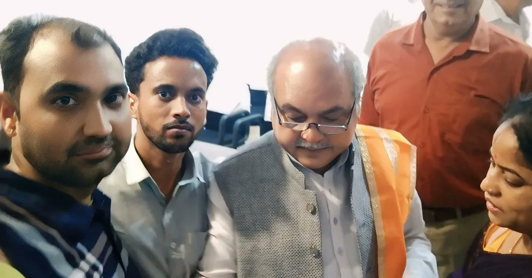 आज सोमवार को भोपाल में मध्यप्रदेश  विधान सभा अध्यक्ष  श्री माननीय श्री नरेन्द्र सिंह तोमर जी के निज निवास पर पहुंचकर प्राथमिक शिक्षक भर्ती 2020  के क्वालिफाइड अभ्यर्थी मंगल सिंह एवं समस्त अभ्यर्थियों ने 
#प्राथमिक_शिक्षक_भर्ती_2020 में प्रमुख 4 मांगो को लेकर ज्ञापन दिया।