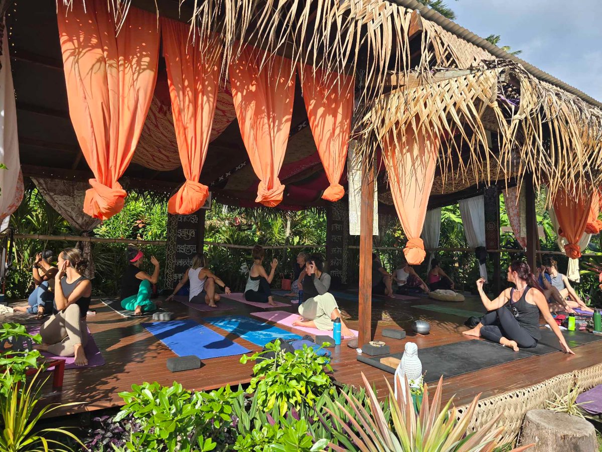 IndiainNZ's tweet image. #YogaCommunity
Yoga enthusiasts celebrated 10th International Day of Yoga in Cook Islands in collaboration with the High Commission. Two Yoga trainees recently trained by @ICCR conducted the #IDY celebration.
@MEAIndia
@moayush
@CookIslands
@sidhant
@DDIndialive
@IndianDiplomacy