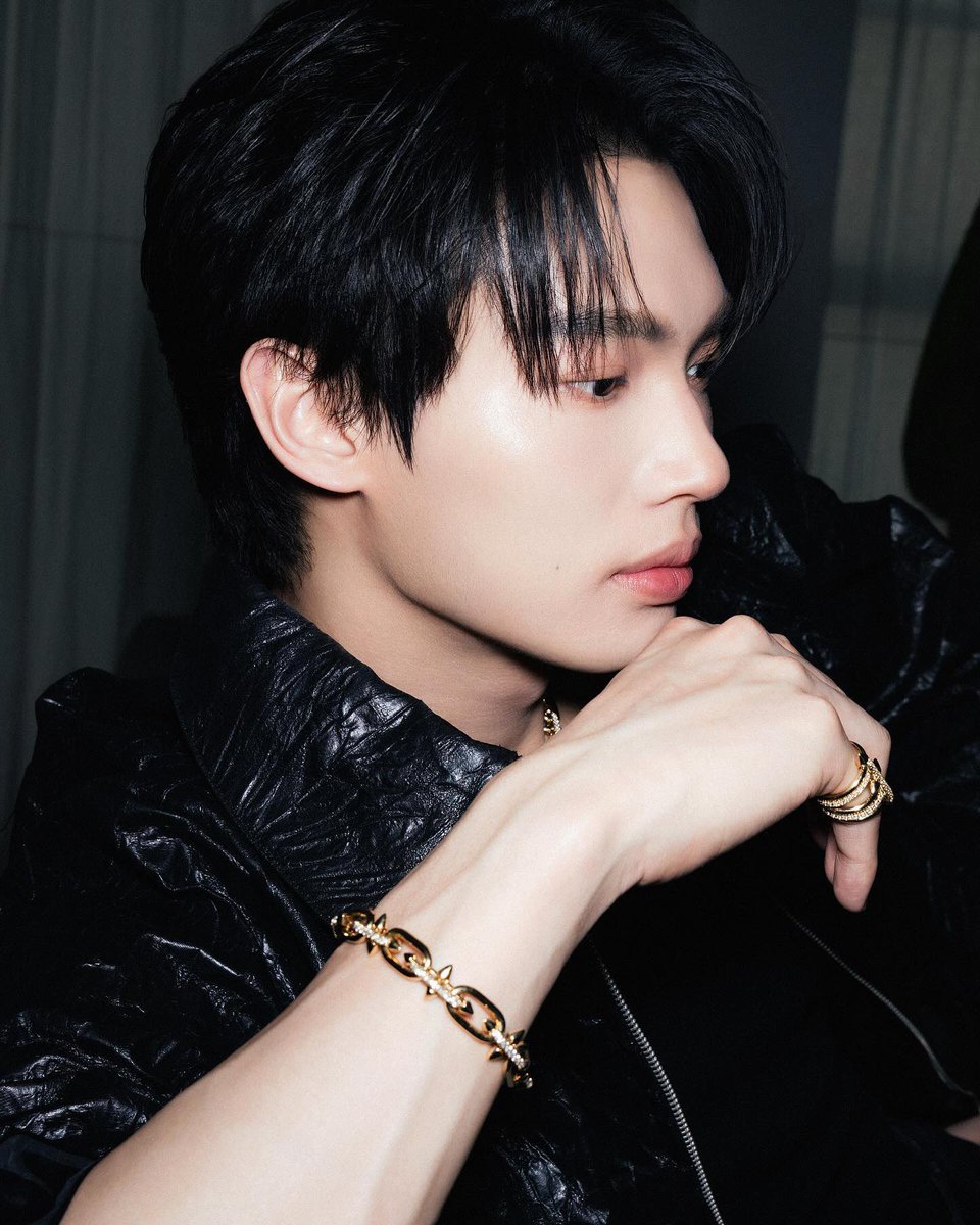 __opywpy__'s tweet photo. Win IG

The dialogue between tensions, proportion and balance where craftmanship, power and force take form. #TiffanyAndCo #tiffanytitan

#winmetawin https://t.co/rrkWbhNwzT