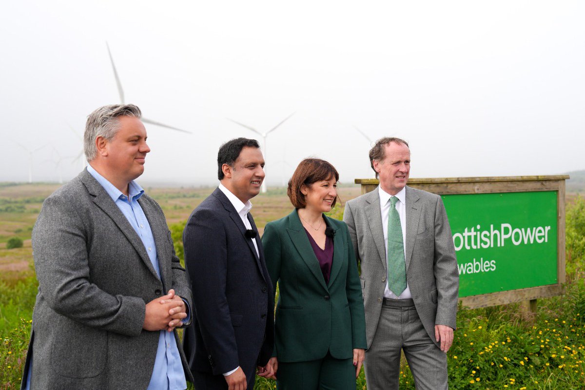 AnasSarwar's tweet image. Labour will unlock Scotland’s potential as a clean energy superpower with a publicly-owned GB Energy company based right here in Scotland.

Brilliant to speak with workers and apprentices at @Visit_Whitelee with @RachelReevesMP this morning.
