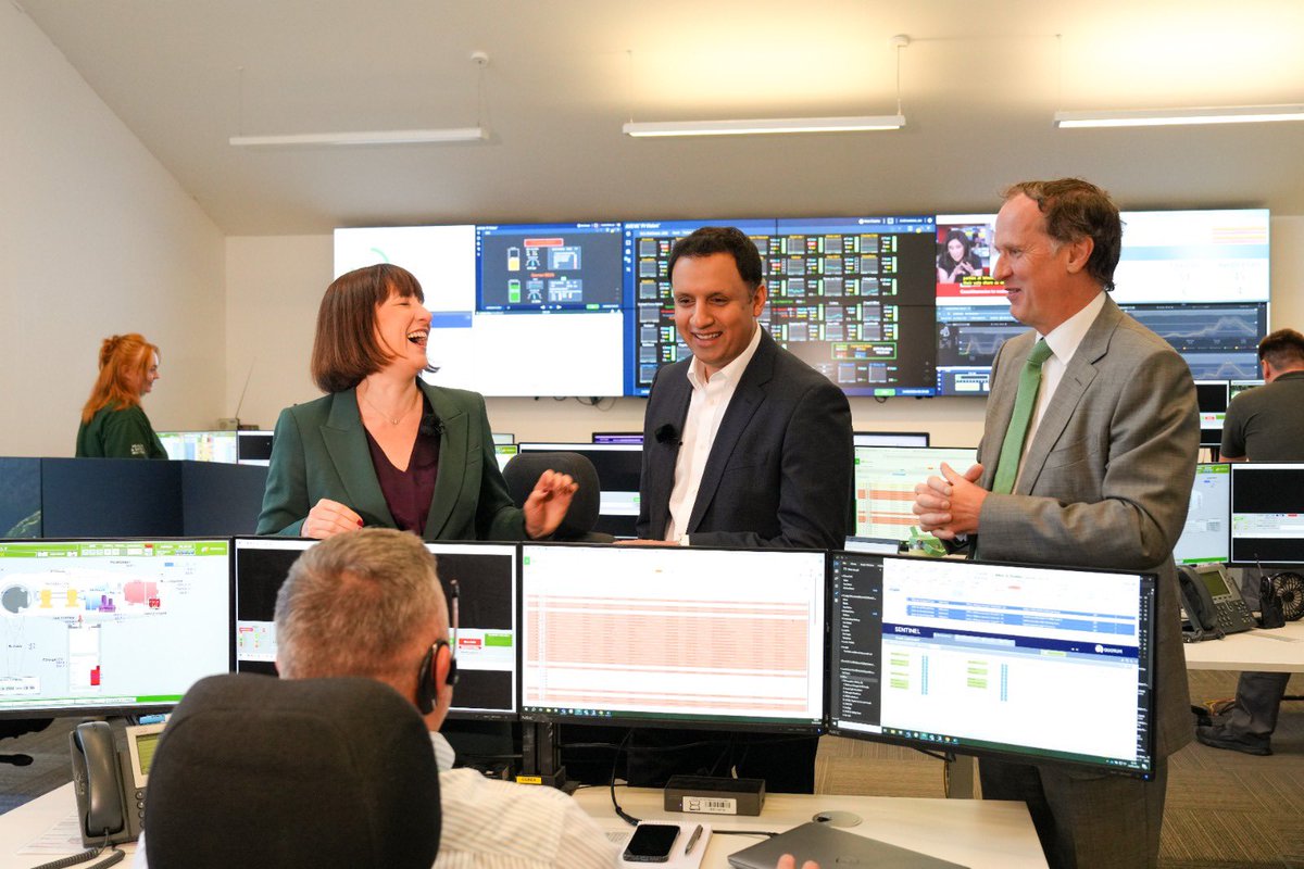 AnasSarwar's tweet image. Labour will unlock Scotland’s potential as a clean energy superpower with a publicly-owned GB Energy company based right here in Scotland.

Brilliant to speak with workers and apprentices at @Visit_Whitelee with @RachelReevesMP this morning.