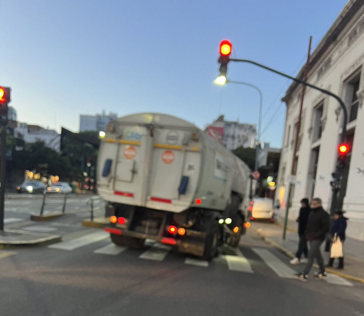 LauraYokoRusso's tweet photo. Camión de @cliba_arg cruzando el semáforo en rojo. Cabildo y Sucre hoy a las 7.50 am. Horario de entrada a las escuelas. Un asesino en potencia. https://t.co/NG5sdHzSwt