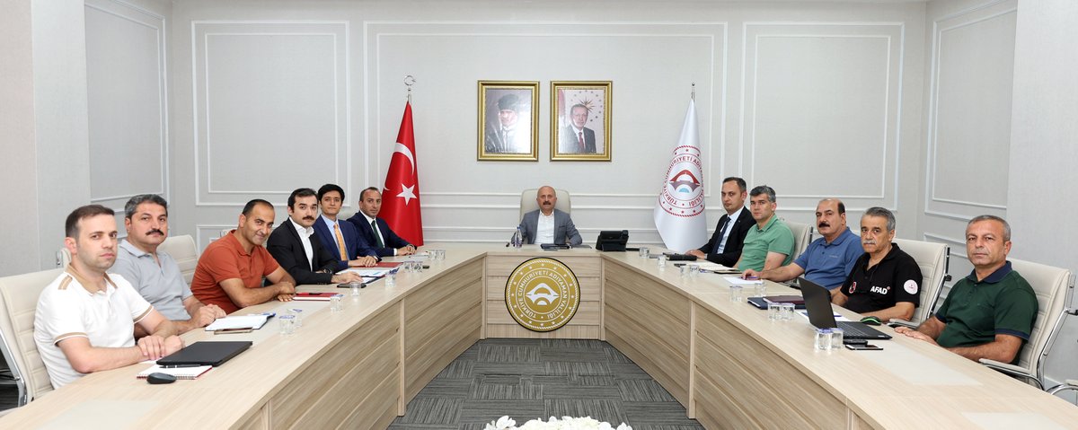 Kurban Bayramı tatili sonrası ilk mesai gününde Vali Yardımcıları haftalık değerlendirme toplantısı Valimiz Sayın <a href="/DrOsmanVarol/">Dr Osman Varol</a> başkanlığında gerçekleştirildi.

Çevre, Şehircilik ve İklim Değişikliği İl Müdürü ile AFAD yetkililerinin de katıldığı toplantıda, ilimiz merkez ve