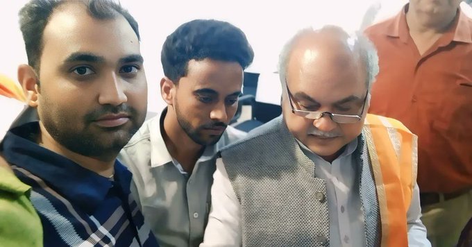 आज भोपाल में मध्यप्रदेश विधान सभा अध्यक्ष माननीय श्री नरेन्द्र सिंह तोमर जी के निज निवास पर पहुंचकर प्राथमिक शिक्षक भर्ती2020 के क्वालिफाइड अभ्यर्थी मंगलसिंह एवं समस्त अभ्यर्थियों ने #प्राथमिक_शिक्षक_भर्ती_2020 में प्रमुख 4 मांगो को लेकर ज्ञापन दिया <a href="/CMMadhyaPradesh/">Chief Minister, MP</a>
<a href="/schooledump/">School Education Department, MP</a>