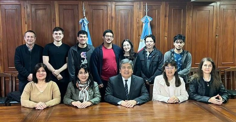 El rector, Ing. Héctor Paz y la vicerrectora, Lic. Marcela Juárez junto a miembros del Gabinete del Rectorado, recibieron al equipo encargado de la elaboración del informe final del  #SmartCityExpo2024 conformado por estudiantes de la Facultad de Ciencias Exactas y Tecnologías