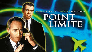 merlinpapin3's tweet photo. .@FredOL69007 #Anecdotecinéma sur le film #PointLimite de Sidney Lumet, L'image « de synthèse » présente sur l'écran de la salle de contrôle (comprenant la carte du monde, les avions et les explosions) a été entièrement dessinée et animée à la main.
Columbia Pictures a produit à la fois ce film et Dr. Folamour ou : comment j'ai appris à ne plus m'en faire et à aimer la bombe (1964) . Le réalisateur Stanley Kubrick a insisté pour que son film soit diffusé en premier, et ce fut le cas, en janvier 1964. Lorsque Fail-Safe est sorti, il a recueilli d'excellentes critiques, mais le public l'a trouvé involontairement drôle à cause de "Strangelove" et est resté à l'écart. Henry Fonda a déclaré plus tard qu'il n'aurait jamais fait ce film s'il avait vu "Strangelove" en premier, car il aurait ri aussi.
Fail Safe et Dr. Strangelove ont tous deux été produits après la crise des missiles de Cuba, lorsque les gens sont devenus beaucoup plus sensibles à la menace de guerre nucléaire.
Hal Schaefer a écrit la musique du film mais le réalisateur Sidney Lumet a décidé de le sortir sans aucune musique. Cependant, un single promotionnel du Hal Schaefer Quintet, "Fail Safe Parts 1 and 2", est sorti sur le label Colpix. Il y a de la musique sur la bande-annonce, et elle est probablement extraite de la partition de Schaefer.
Le grand téléphone métallique que le président utilise pour parler au Premier ministre soviétique était en réalité un téléphone spécial utilisé par les sociétés d'explosifs lors des explosions.
La vue du satellite en zoomant de plus près est en fait un film pris à partir d'une caméra montée sur une fusée allemande V2 capturée et lancée depuis White Sands, au Nouveau-Mexique. Le film est tourné à l'envers pour montrer l'illusion d'un zoom plus proche du sol.
