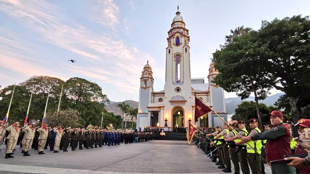 #24Jun || Desde nuestro Panteón Nacional, con gran orgullo patrio, la FANB efectuó la izada del Tricolor Nacional en conmemoración a los 203° Aniversario de la Batalla de Carabobo y Día del Ejército Bolivariano ¡Forjador de Libertades!
.@somos_ejercito
#DudarEsTraición