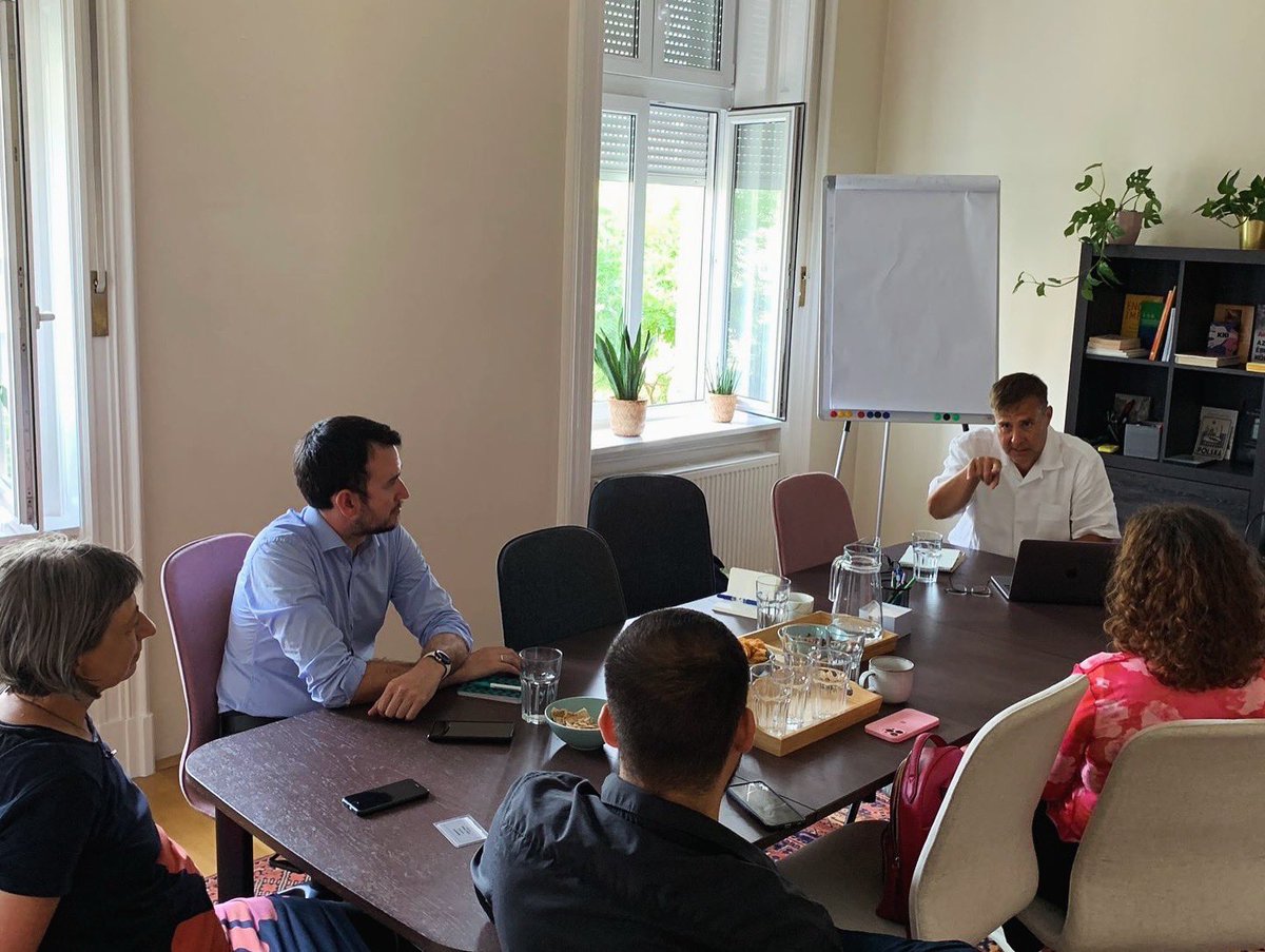 WeAreEDYN's tweet photo. 🇭🇺 Yesterday, EDYN Hungary members participated in a #workshop with Peter Cari, #EDYN board member and #communications expert. 

They explored the essentials of creating impactful messages ✍️ and strategic delivery techniques 🎯

#changemakers #youth #european #democracy #network https://t.co/xnHml8Zeva