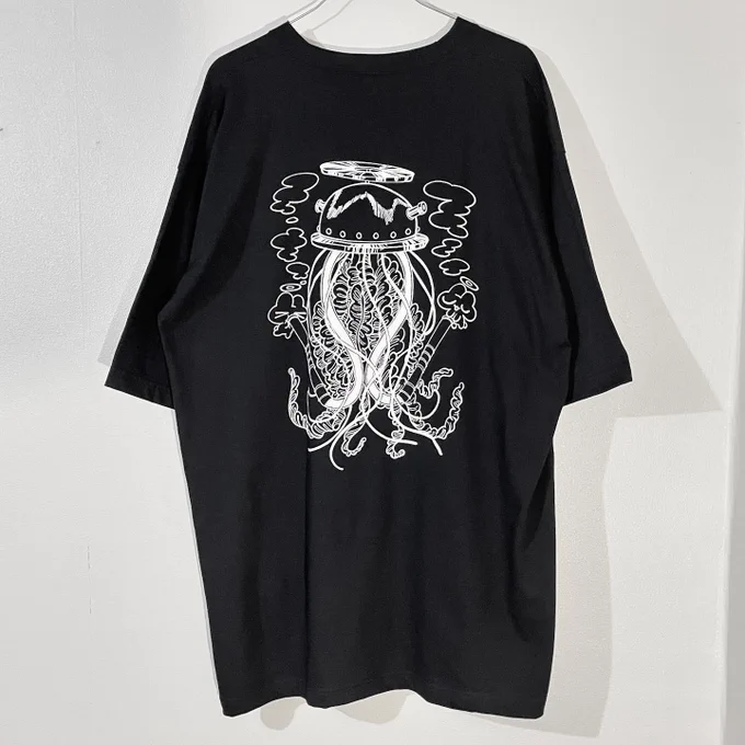 《告知》

peequod様(@peequodyabai )とのコラボTシャツ制作いたしました!

しんだくらげが天国で水煙草になって、それを天使うさぎさんが吸っているイラストです🪼

豚箱×peequodコラボ「天国海月水煙草店」ビッグシルエットT(¥4800)

※6月24日(月)21:00-受注販売開始!予約は下記のポストから↓ 