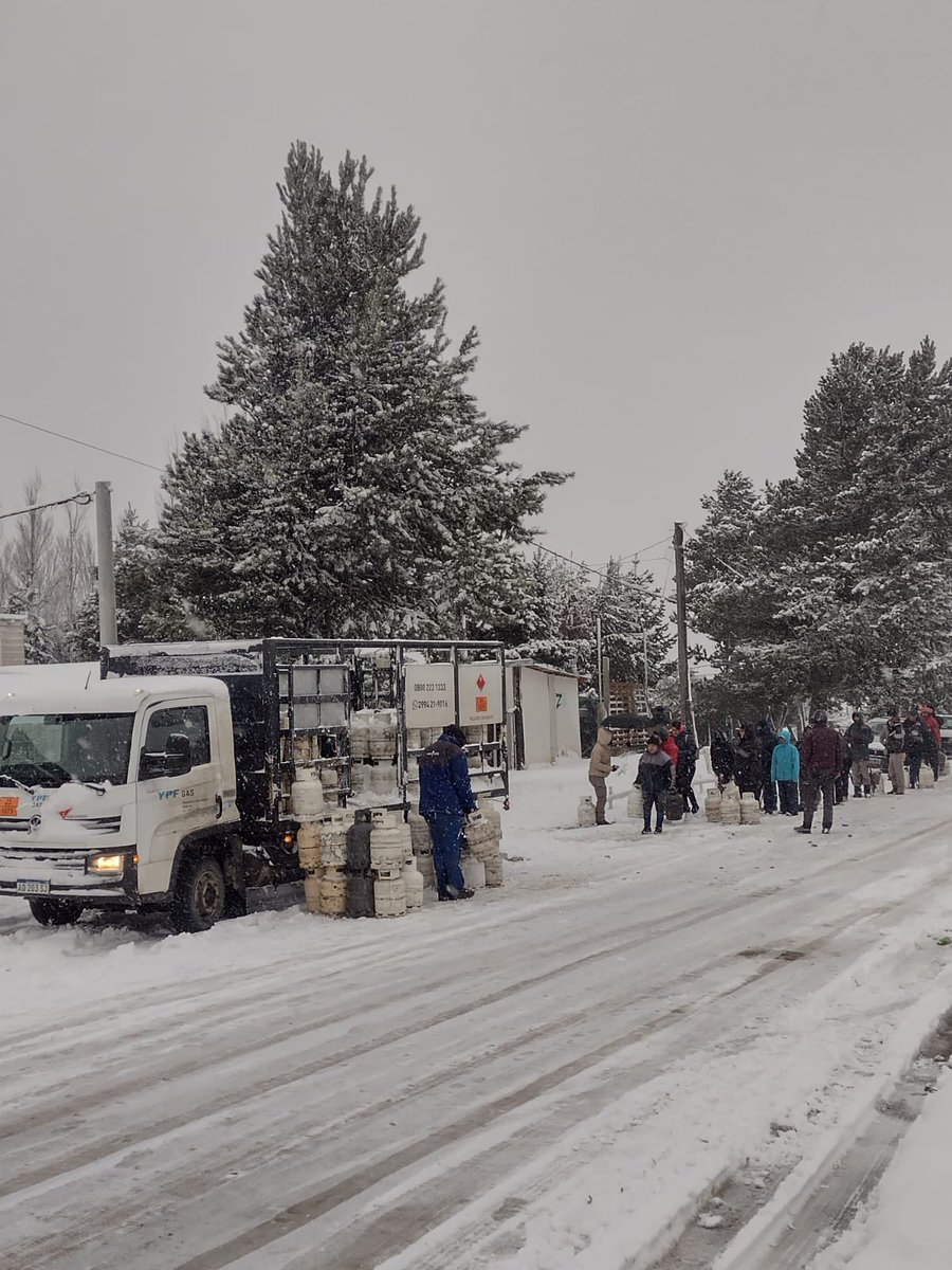 EnergiaRN's tweet photo. ESTADO PRESENTE!
📍En los barrios Alun Ruca y Arrayanes de #Bariloche, se realizó la entrega de garrafas del #PlanCalor🔥.
✅A pesar del fuerte temporal y las bajas temperaturas, seguimos cerca de las familias que más lo necesitan.🏡 https://t.co/n9oJqEKNiS