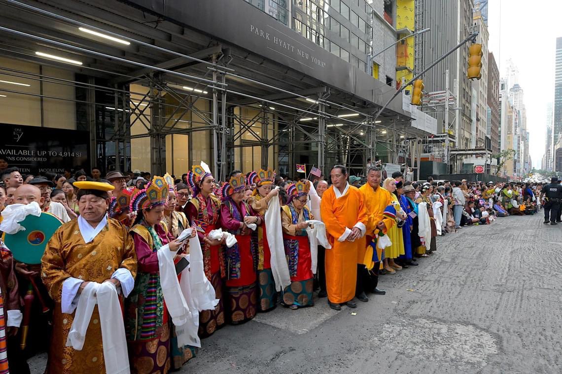 Tibetankyi's tweet photo. མི་སྟོང་ཕྲག་མང་པོ་ཕེབས་བསུ་ལ་བཅར་བ། 
Thousands of people from all over the USA came to welcome His Holiness the 14th Dalai Lama during his arrival in New York City for the first time in seven years in the USA.
#Tibet #Dalailama #NYC https://t.co/QrkN5Iy3D0