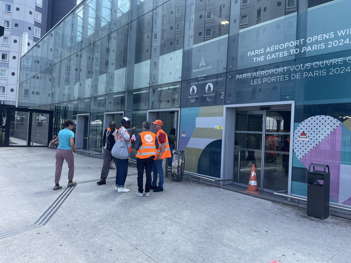 badiaa_souidi's tweet photo. La mobilisation @cfdt continue pour sensibiliser les citoyennes et citoyens aux enjeux des élections législatives du #30juin et #7juillet pour battre l’extrême-droite. Ici sur la zone aéroportuaire de Roissy et devant la gare RER de Roissy CDG. @CFDT_IDF https://t.co/F4ru3BkG8n