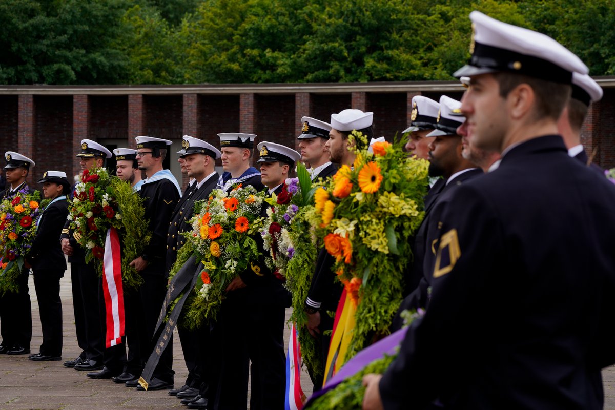 deutschemarine's tweet photo. Tradition der #KielerWoche ist die Kranzniederlegung im #Marineehrenmal in #Laboe - Ein Ort der gemeinsamen Erinnerung. 

Die teilnehmenden Nationen der Kieler Woche legen, in Gedenken an die auf See gebliebenen Seeleute, Kränze nieder. https://t.co/Qje8ya84RE