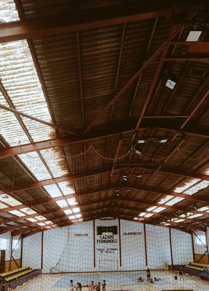 aminazmani's tweet image. Tenemos a niños y deportistas bajo un techo lleno de Amianto. Un techo con goteras que soporta temperaturas muy elevadas por el sol.

Es un riesgo grave para la salud de usuarios y trabajadores del Pabellón Lázaro Fernández. Debería estar cerrado y retirar el techo contaminante!!