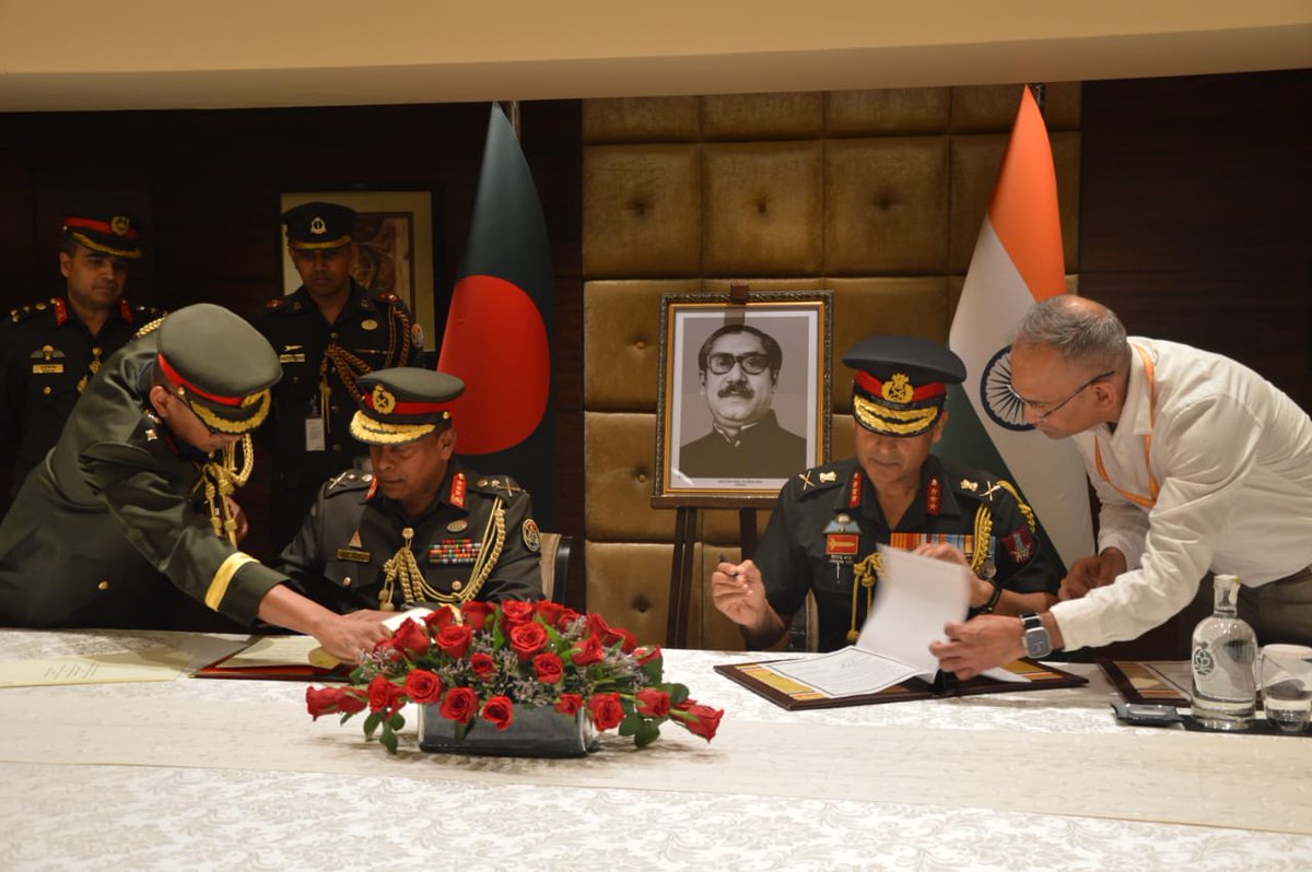 SpokespersonMoD's tweet photo. 🌍📚 Defence Services Staff College #DSSC, Wellington, India & Defence Services Command and Staff College #DSCSC, Mirpur, Bangladesh sign MoU to advance strategic and operational studies. #MilitaryEducation
More: https://t.co/39UefP8PTh
@giridhararamane https://t.co/0uvuz1stja