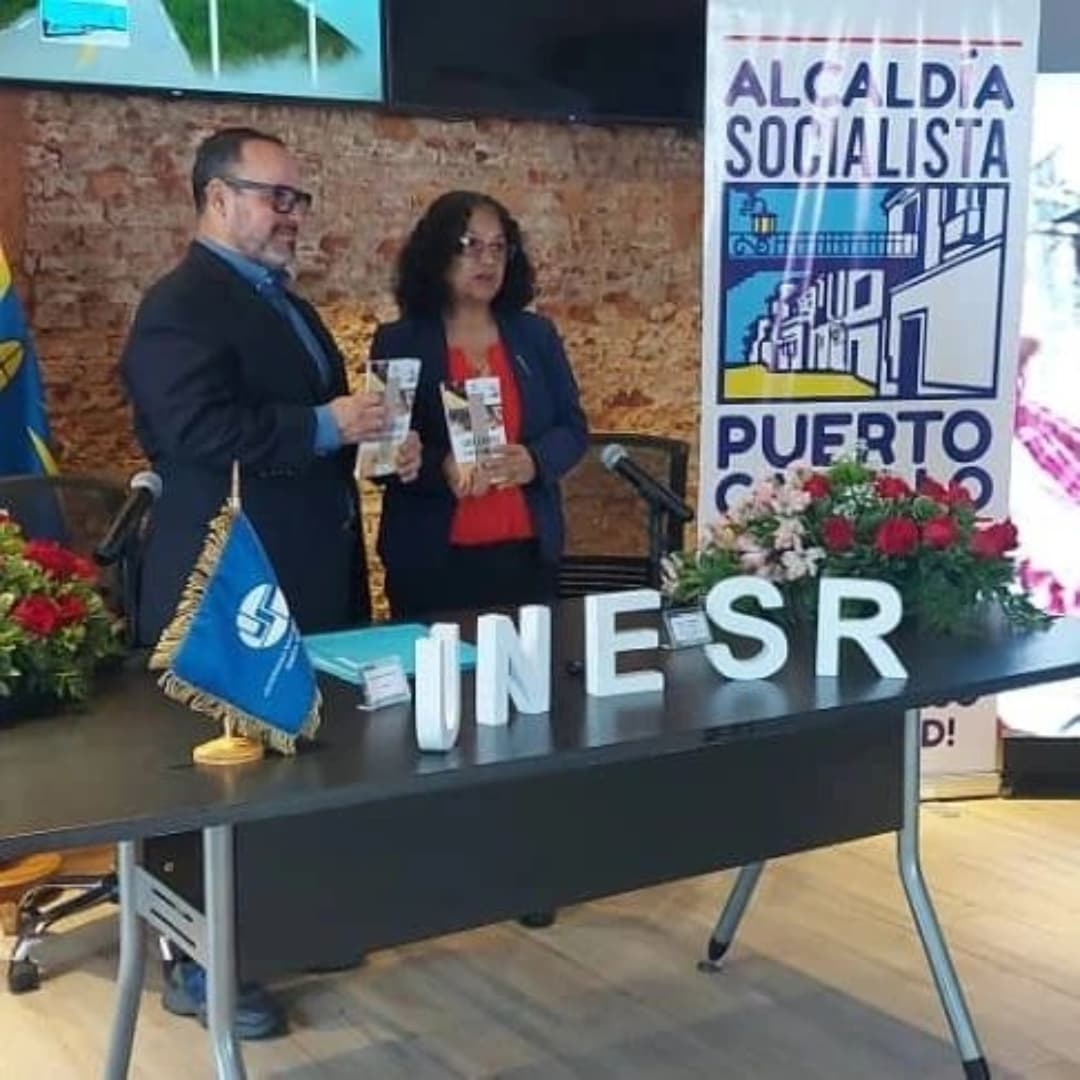 La #Rectora #Ueserrista Dra. @alejandrinareyesunesr y el Alcalde de #PuertoCabello, Juan Carlos Betancourt firman Convenio de Cooperación entre la #UNESR y <a href="/apuertocabello/">Alcaldía de Puerto Cabello</a>; con la asistencia de las Dir. de Coop. Interinst. y 
Consultoras Jurídicas de ambos entes.

<a href="/NicolasMaduro/">Nicolás Maduro</a>