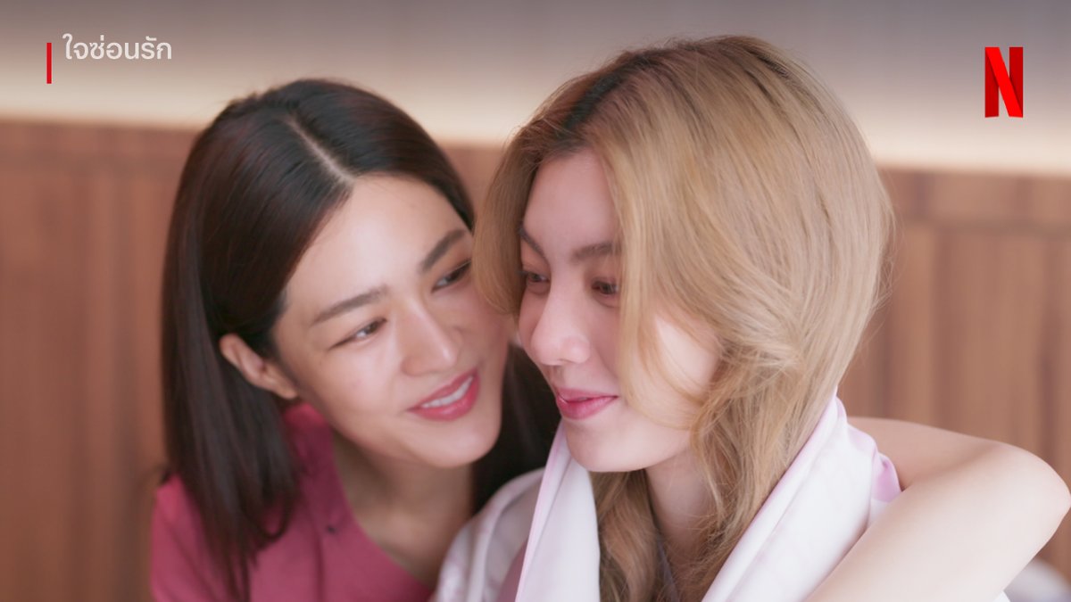 netflixth's tweet photo. #ใจซ่อนรัก EP.1 พร้อมให้ดูวนไปแล้วตอนนี้ ที่ #NetflixTH 💘 เมื่อคนสองคนที่เลิกกันไปแบบจบไม่สวย ต้องกลับมาเจอกัน ความสัมพันธ์ของ ฟ้าลดา-เอิน จะรีเทิร์นได้มั้ย หรือต้องเก็บในใจไว้ลึกๆ มาลุ้นไปด้วยกันทุกวันอังคาร กับ #เด็กดื้อของพี่หมอ คนนี้ได้เลยย

#TheSecretOfUs #LingOrm #หลิงออม https://t.co/8TxUbUTsDF