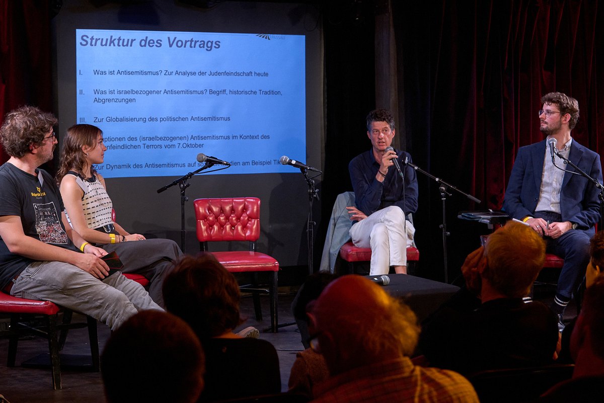 Letzte Woche fand die Konferenz "Grenzen der Aufklärung. Der 7. Oktober und die Gegenwart des #Antisemitismus" der <a href="/gfkb_2022/">Gesellschaft für kritische Bildung</a> in #Köln statt. Am ersten Konferenztag durfte ich den Eröffnungsvortrag von Lars Rensmann moderieren. Vielen Dank an das Orga-Team! 
📸B. Bocheinski