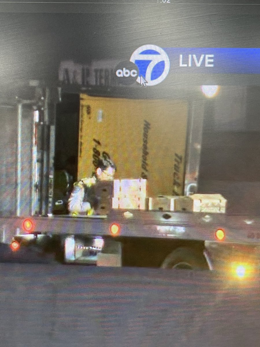 Loading spilled Avocados onto flat bed truck. NB 101 at 3rd #SanMateo #SigAlert 3 lanes closed <a href="/abc7newsbayarea/">ABC7 News</a>