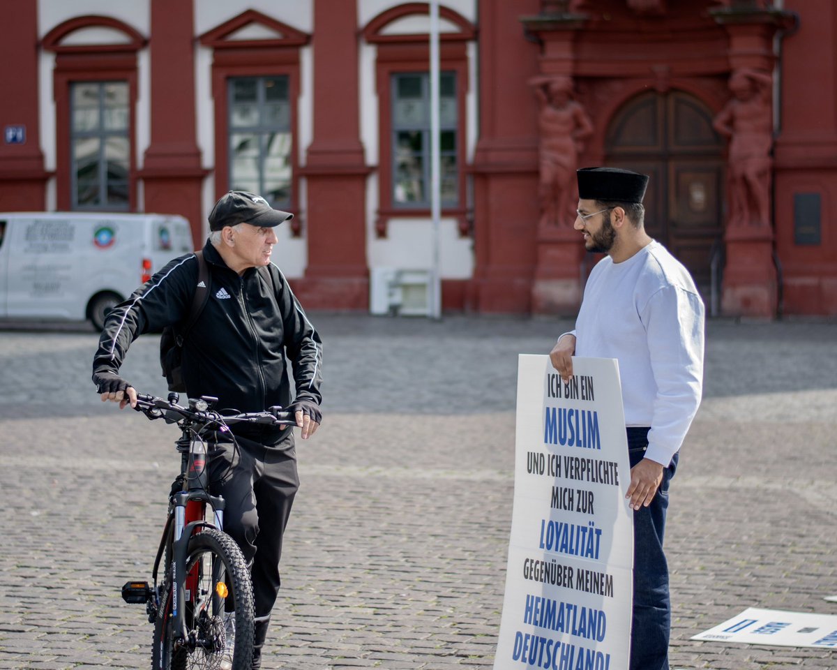 AhmadiyyaJugend's tweet photo. Danke Rouven für deine Heldentat! 

Am Sonntag, den 23.06.2024, haben Muslime der Ahmadiyya Muslim Jugendorganisation am Mannheimer Marktplatz ein Zeichen für ein harmonisches Miteinander gesetzt, um des ermordeten Polizisten zu gedenken und für friedvollen Dialog einzustehen. https://t.co/VGiQSL2oD5
