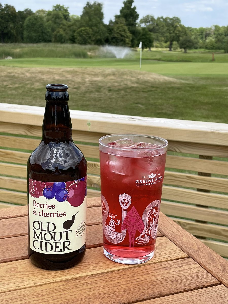 hackergolfer's tweet image. Perfect summer vibe. Good practice session @RoyalAscotGC and a nice cool cider to chill with by the 18th green. Week off work and feeling chilled