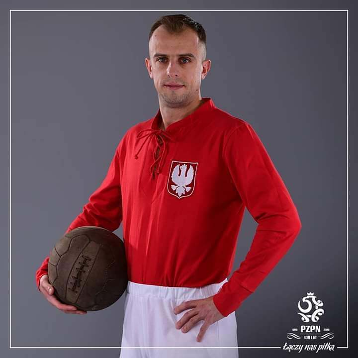 Turbo Grosik kończy swoją karierę reprezentacyjną. 🇵🇱
 
Kamil dziękujemy za te wszystkie kibicowskie emocje w trakcie wielu lat gry z Orzełkiem na piersi. 🫡

🎽 Mecze - 94
⚽️ Gole - 17
🎯 Asysty - 24

📸 <a href="/LaczyNasPilka/">Łączy nas piłka</a>