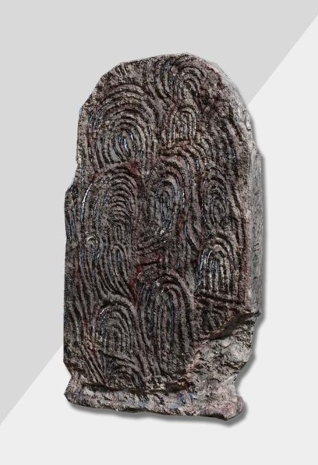 TrickSteven's tweet image. I thought I'd seen this pattern before. The Fingerprint Stone Shield from #EldenRing  and megalithic art at Gavrins Tomb, France. #megalithic #archaeology