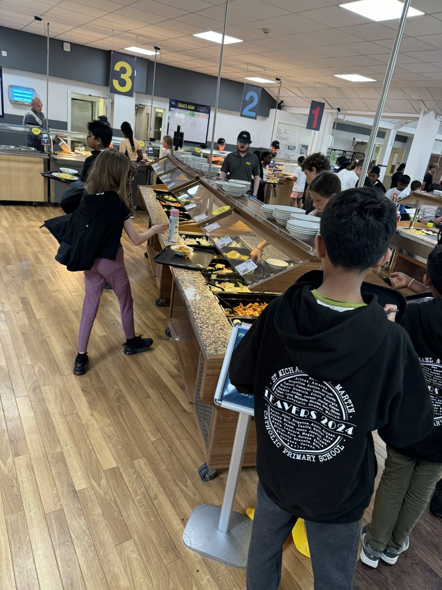 STMM20's tweet image. Final lunch of our visit… pizza 🍕 enjoyed by all. The sun is poking through the clouds and we are enjoying some problem solving games while we wait for our coach to arrive for our journey home 🏠 
#FunMorningActivities
#PizzasAllRound
#TeamWorkGoals