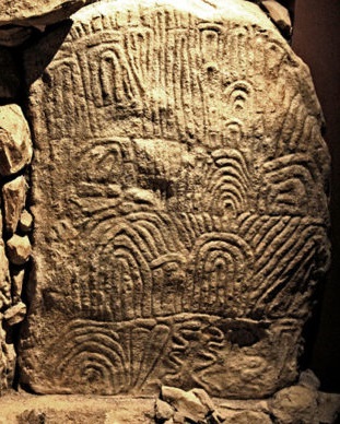 TrickSteven's tweet image. I thought I'd seen this pattern before. The Fingerprint Stone Shield from #EldenRing  and megalithic art at Gavrins Tomb, France. #megalithic #archaeology