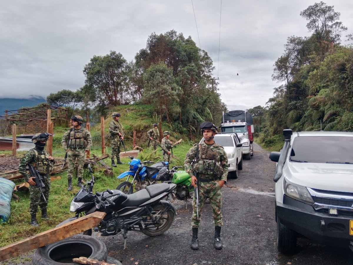 Asonalca_'s tweet photo. Alerta temprana: miembros del @COL_EJERCITO intimidan con armas largas a manifestantes del norte de Casanare movilizados en la ruta de los libertadores. Cumplidos 7 días de la manifestación y a la espera de una reunión con gobernación de Casanare, invias y consorcio KMA. https://t.co/Y22BmvLKqa