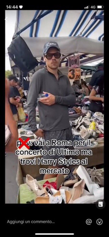 stefansiaa's tweet photo. MA CHE CAZZO CI FA NELLE BANCARELLE DI VESTITI. A 3€ AHAHAHAHAHA https://t.co/9oYTiwQ1w7