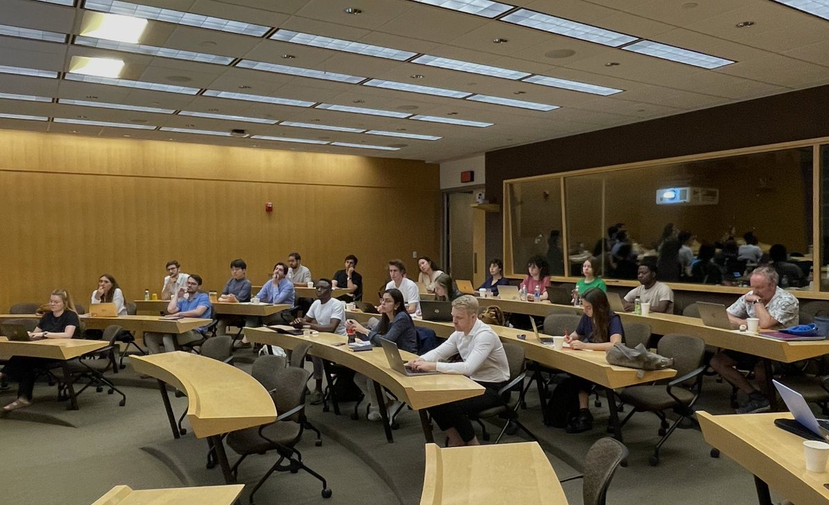 i_schiappacasse's tweet photo. El viernes concluimos la escuela de verano en Economía Política de las Finanzas en @BrownUniversity. Fue una tremenda experiencia: aprendí mucho y conocí a grandes nuevos colegas. Muchas gracias a @MkBlyth y @BJMbraun por su generosidad y por hacer todo esto posible. @EsocUcen https://t.co/S3Q7qnVPNA