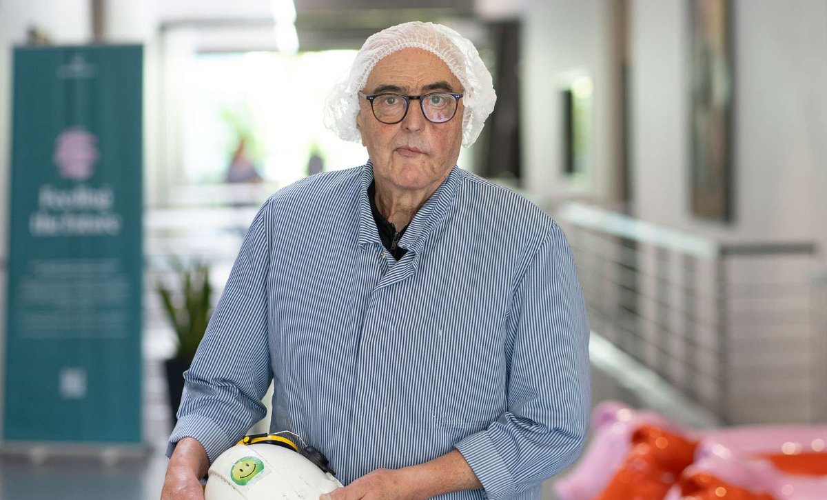 FødevareforbundetNNF (@nnfdk) on Twitter photo I dag fylder Egon Sørensen 80 år, og han passer stadig sit arbejde på <a href="/danishcrown/">Danish Crown</a>'s slagteri i Horsens. Imponerende.
Egons far arbejdede også på slagteriet dog 'kun' til han blev 72 år.
Læs Egons facsinerende historie her > nnf.dk/nyheder/2024/j… I dag fylder Egon Sørensen 80 år, og han passer stadig sit arbejde på <a href="/danishcrown/">Danish Crown</a>'s slagteri i Horsens. Imponerende.
Egons far arbejdede også på slagteriet dog 'kun' til han blev 72 år.
Læs Egons facsinerende historie her > nnf.dk/nyheder/2024/j…