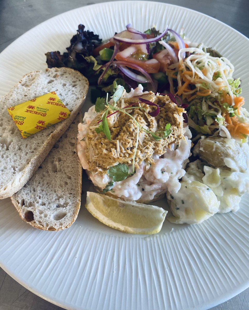 Salad cranc Porth Ceiriad a gorgimychiaid bach #whitehallpwllheli #llŷn #pwllheli #bwydlleol