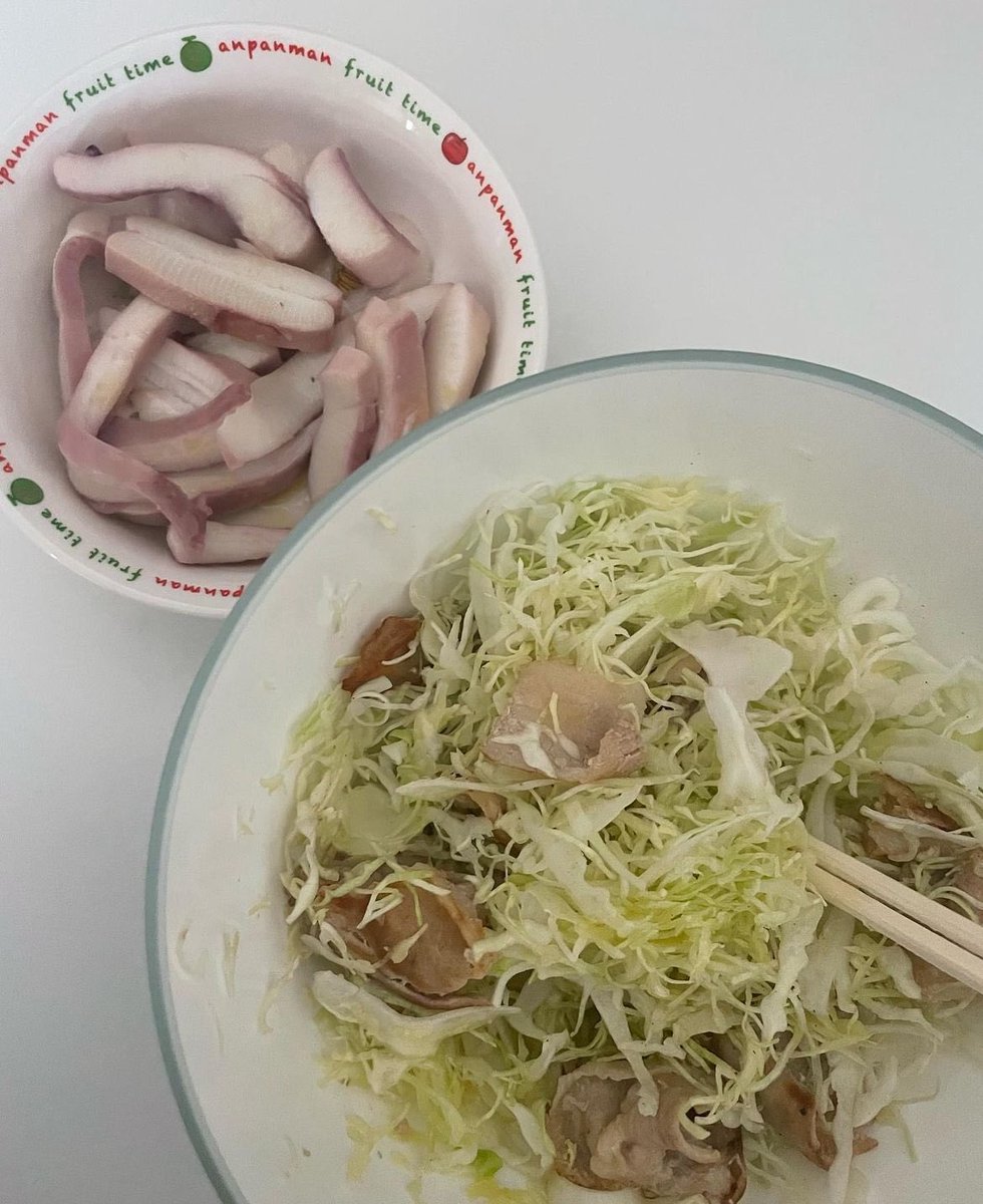 berry_in_gum's tweet photo. 見た目綺麗じゃないけれどキャベツと納豆ご飯とイカと、こんなご飯ばかり食べてた時するっと痩せた。笑 目標体重になるまで頑張る。 https://t.co/qcvitUVojC