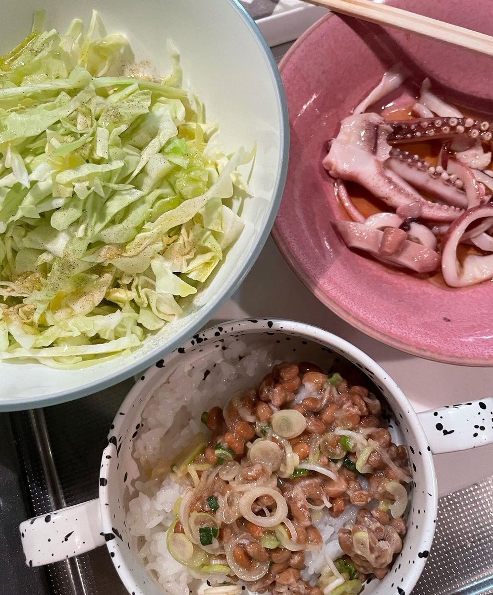 berry_in_gum's tweet photo. 見た目綺麗じゃないけれどキャベツと納豆ご飯とイカと、こんなご飯ばかり食べてた時するっと痩せた。笑 目標体重になるまで頑張る。 https://t.co/qcvitUVojC