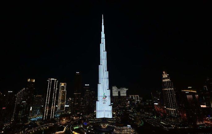 El Burj Khalifa de Dubai se ilumina por el Día Olímpico