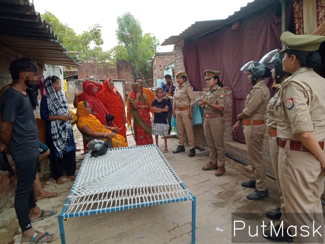 <a href="/AdcpwomencVNS/">Addl. DCP Women Crime VNS</a> एडीसीपी ममता रानी के निर्देशन में #मिशन_शक्ति_फेज4 के तहत कमिश्नरेट वाराणसी की #MissionShakti व #AntiRomeo टीम द्वारा महिलाओ/बालिकाओं को आत्मरक्षा के उपायों/साइबर क्राइम/हेल्पलाइन नं आदि के विषय में जागरूक किया गया।
#ShePoweredUPP #WomenEmpowerment
<a href="/varanasipolice/">POLICE COMMISSIONERATE VARANASI</a>