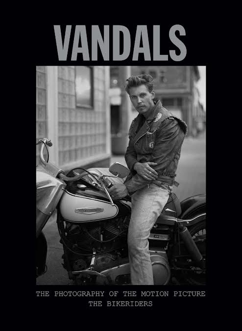 ericitaIiano's tweet photo. 🚨GIVEAWAY🚨

To celebrate the release of #TheBikeriders, we're giving away TWO copies of 'Vandals: The Photography of The Bikeriders' 📸

The books are SIGNED by Austin Butler, Jodie Comer, Norman Reedus, and Jeff Nichols ✍️

To enter: 1) Follow @PostCredPod on Twitter, 2) Like & RT this tweet -- winners announced 6/26