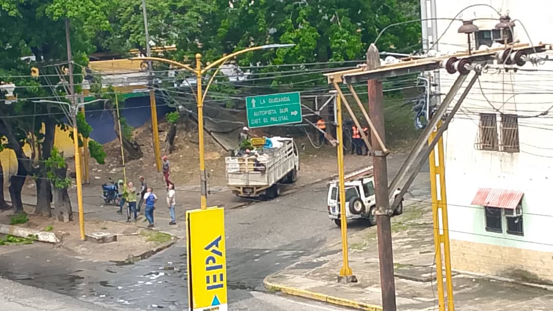 Fue atendido de manera inmediata por el personal técnico de <a href="/CorpoelecInfo/">Corporación Eléctrica Nacional</a>  y restablecieron la electricidad en la parroquia San Blas 
#LaGentePropone