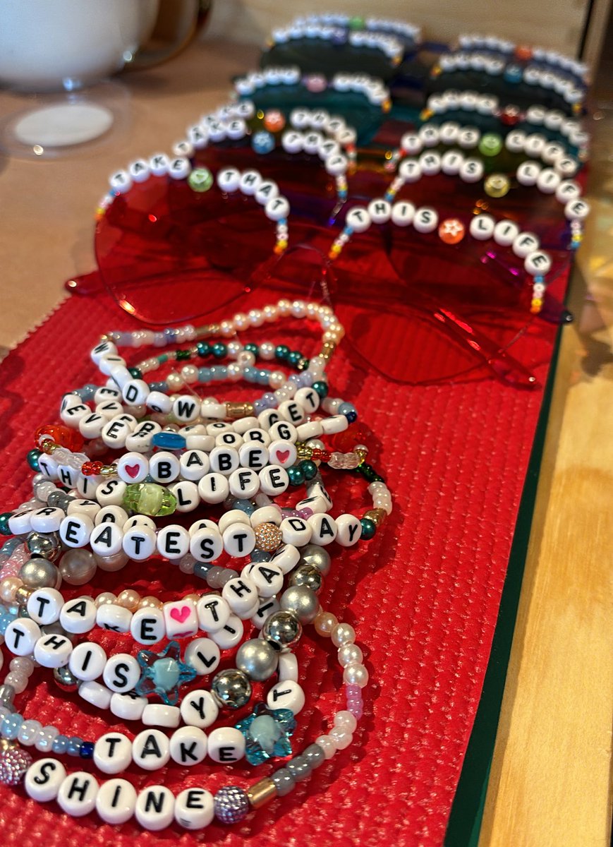 Hallo. Bin noch hier, bisschen hektisch gewesen alles und chaotisch.

Aber morgen Take That Konzert! Happy happy happy!