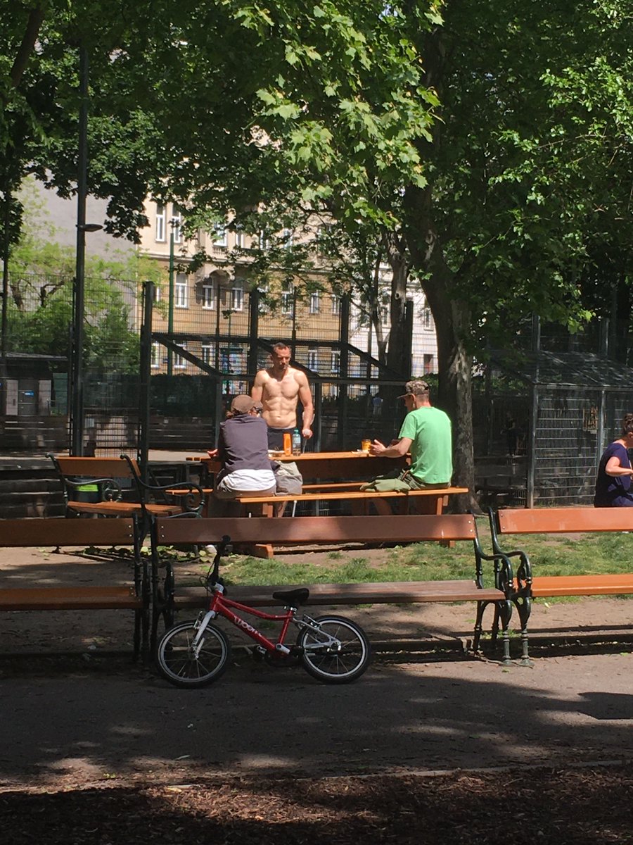 EmmaPeel_Knight's tweet photo. #Wien
Es wird Zeit, dass die Stadt Wien diesen Park wieder zu dem #Erholungsort umfunktioniert, der er war+der er sein sollte. Was sich da abspielt, geht auf keine Kuhhaut mehr!!!Die Anrainer sind wütend.
Ein Park ist KEINE Partymeile+KEIN Spielplatz.
@BgmLudwig #UlliSima https://t.co/C2rKE3jps5