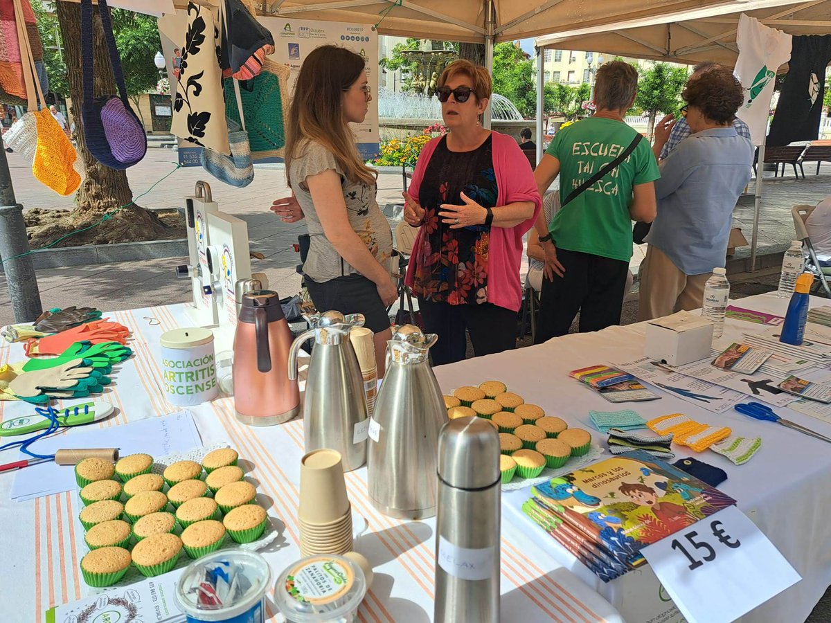 AroHuesca's tweet photo. EL sábado 22 asistimos a la III Feria de Salud donde el público en general pasar por nuestro stand y conocer la dificultad de las personas con artritis a la hora de servir café, servir café, escribir, abrir una cerradura, atar unos zapatos o comer madalenas https://t.co/FSAF8lkXZG