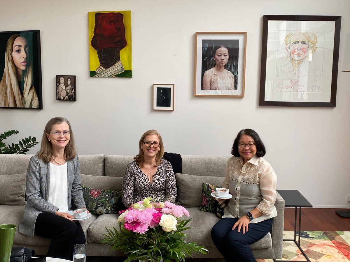 Cheerful atmosphere, lively conversations, homemade icecream: or Women Ambassadors Warsaw, female diplomats from <a href="/MSZ_RP/">Ministerstwo Spraw Zagranicznych RP 🇵🇱</a> and @KPRM celebrating #InternationalDayOfWomenInDiplomacy. Thank you <a href="/moscicka_dendys/">H. Mościcka-Dendys</a> and <a href="/RadwanAnia/">Anna Radwan-Röhrenschef</a> for also joining us!