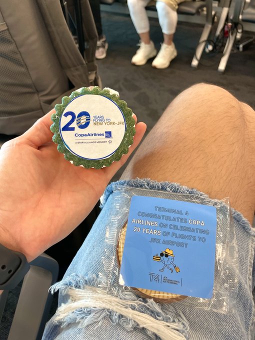 Copa Airlines cumple 20 a&ntilde;os volando a New York - JFK, as&iacute; que nos dieron un cupcake 😋🥂 https://t.co