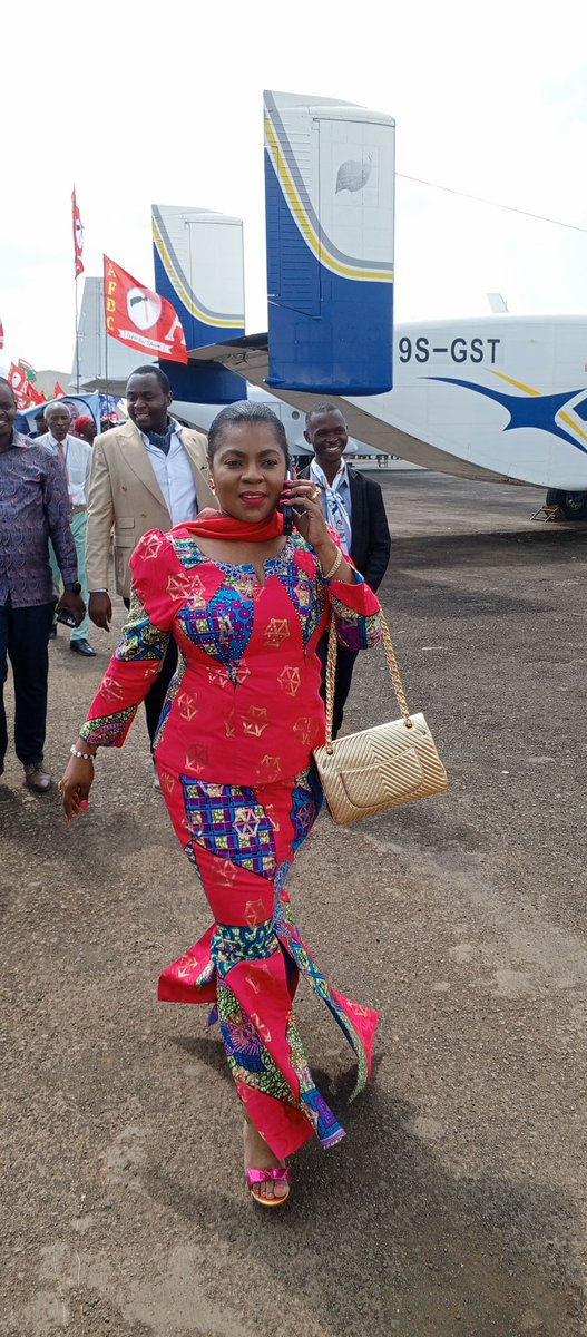 namegabelucky3's tweet photo. La femme battante d l’UNC et patronne de la fondation SKYBORN ,#BIIBI REHEMA NAMEGABE, a été omniprésente à l’aéroport de Kavumu ce lundi pour accueillir Son Exc.Jean Jacques Purusi,et son vice-gouverneur,Me J-J Elakano.
Toujours vêtue en couleurs traditionnelles d son parti ! https://t.co/xeojWdZdti