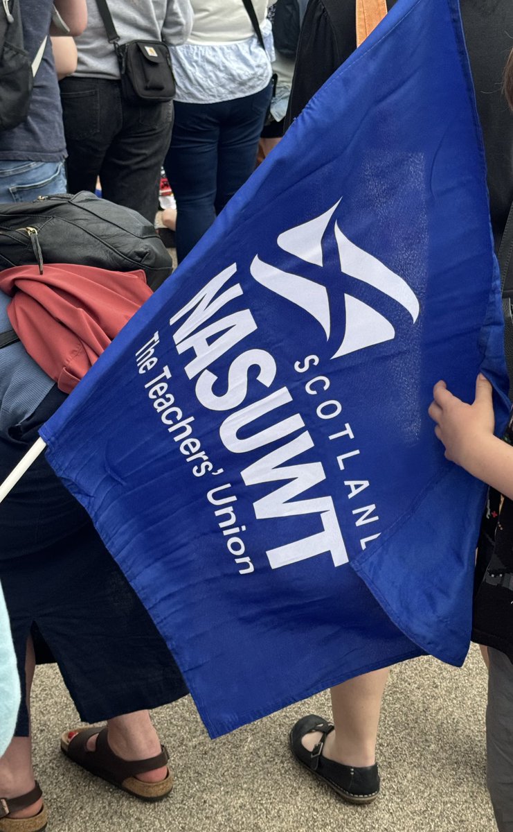 NASUWT_Scotland's tweet photo. Huge appreciation to ⁦@GCParentsGroup⁩ for organising today’s #MarchForEducation We are not going away! #StopTheCuts https://t.co/K1Zh9WvDaH