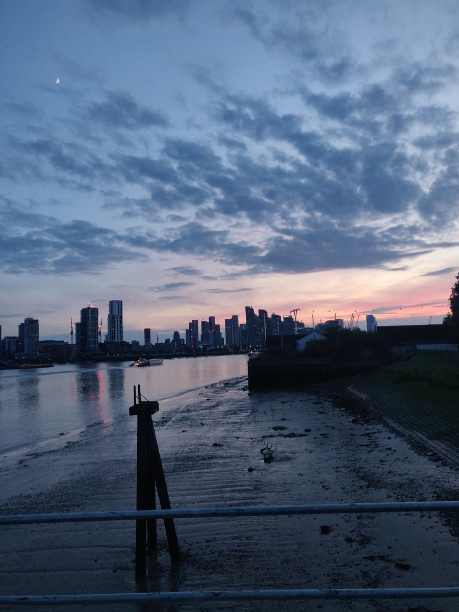 _JoeLvr's tweet photo. summer skies/new walk home 🌆 https://t.co/pHgiNJZHOI